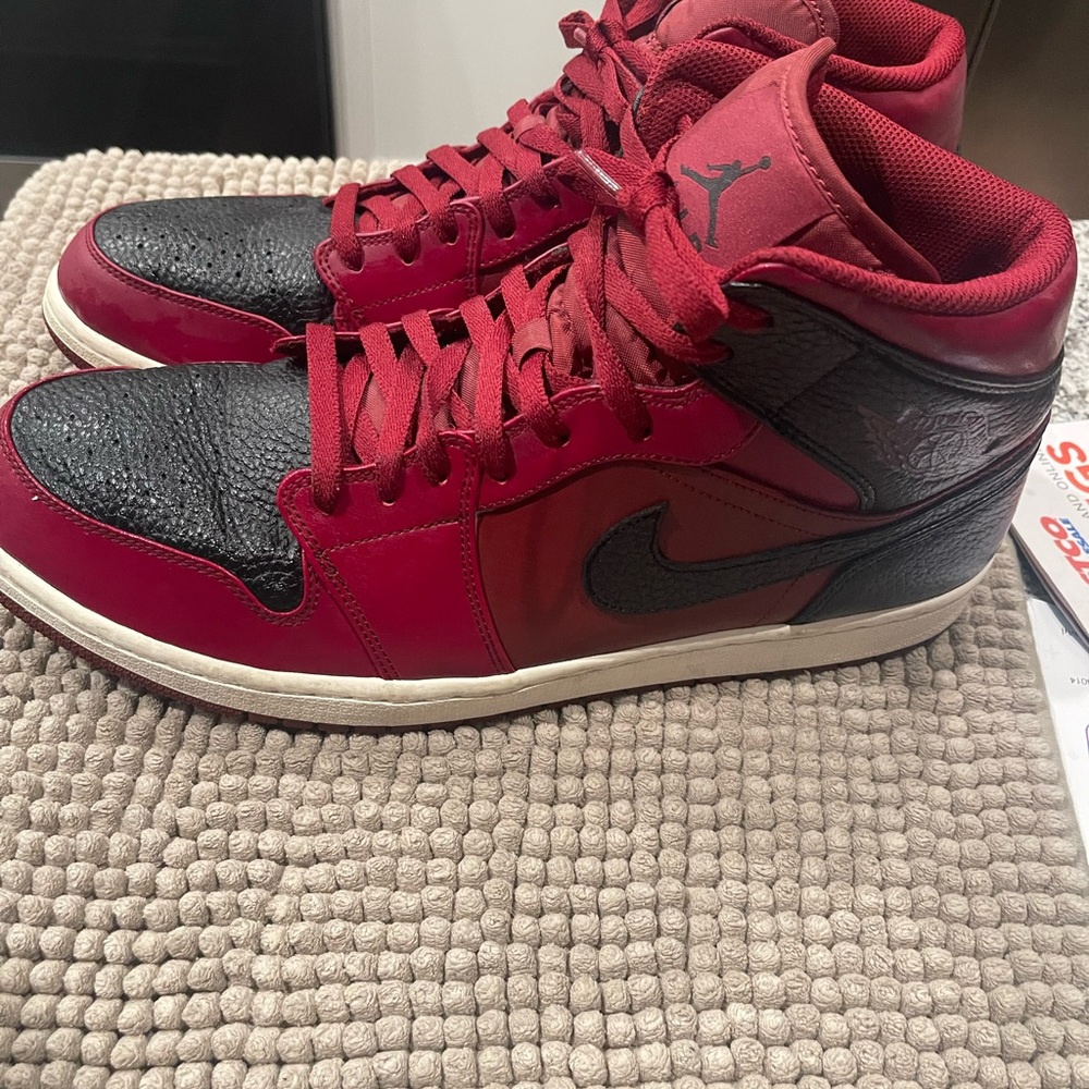 2017
Air Jordan 1 Mid 'Reverse Banned'